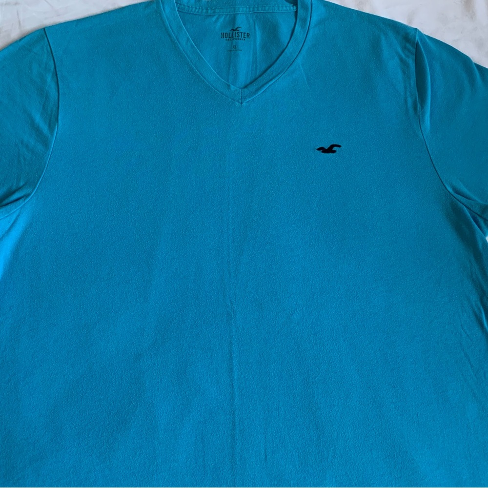 Turquoise color Hollister men’s XL shirt. Such a gorgeous color.